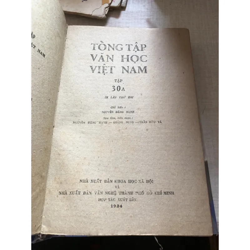 Tổng tập văn học Việt Nam 993263