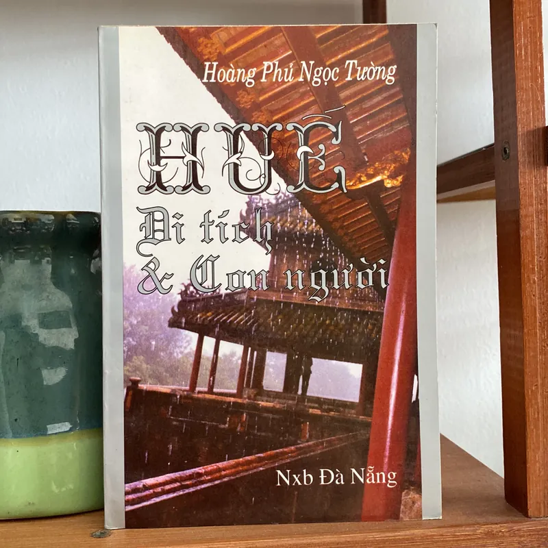 HUẾ - DI TÍCH & CON NGƯỜI, tập bút ký chọn lọc viết về Huế (XB 2001) 590603