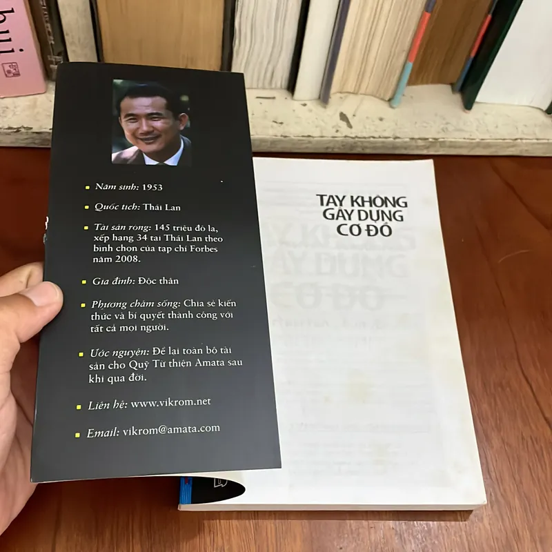 II Sách Doanh Nhân: Tay Không Gây Dựng Cơ Đồ - VIKROM KROMADIT - 2011 575046