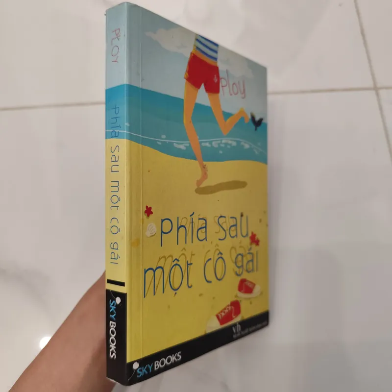 Phía sau một cô gái  606853