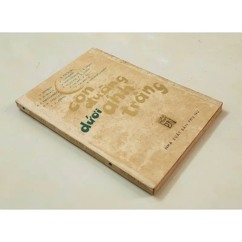 Tập truyện các nước Á - Phi: CON ĐƯỜNG DƯỚI ÁNH TRĂNG 708974