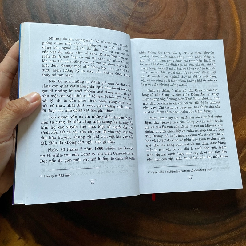 II Tựa sách: Hai Vạn Dặm Dưới Biển - JULES VERNE - 2010 442479