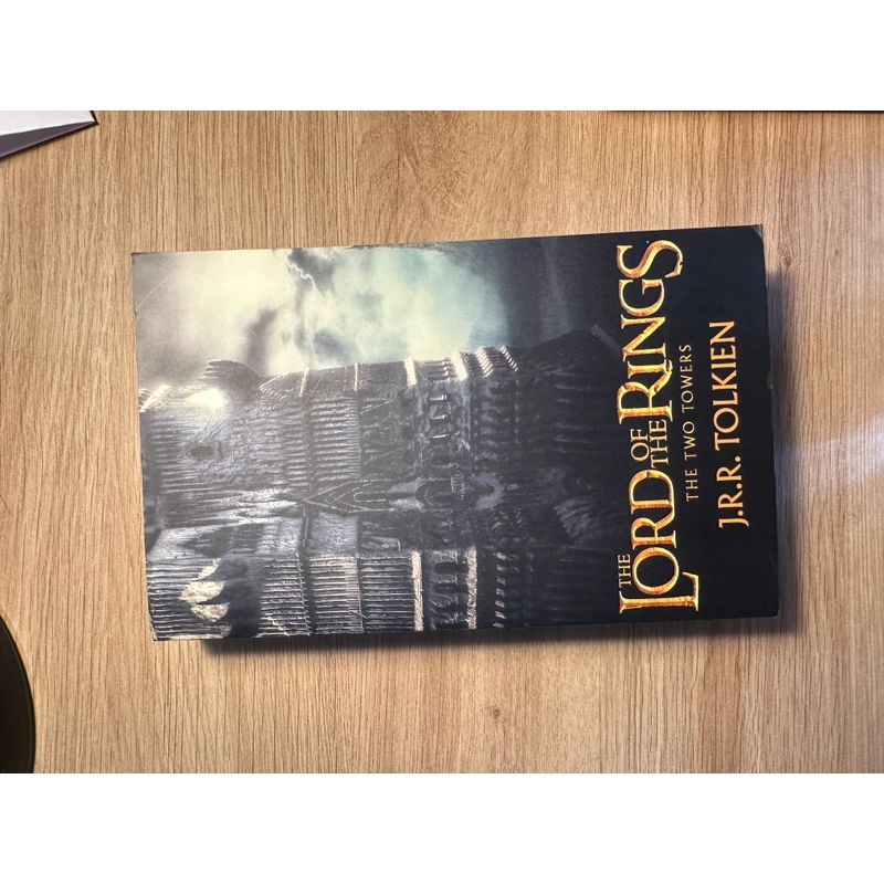 Sách tiểu thuyết The Lord of the Rings: The Two Towers – J.R.R. Tolkien – Mới 90% 528207