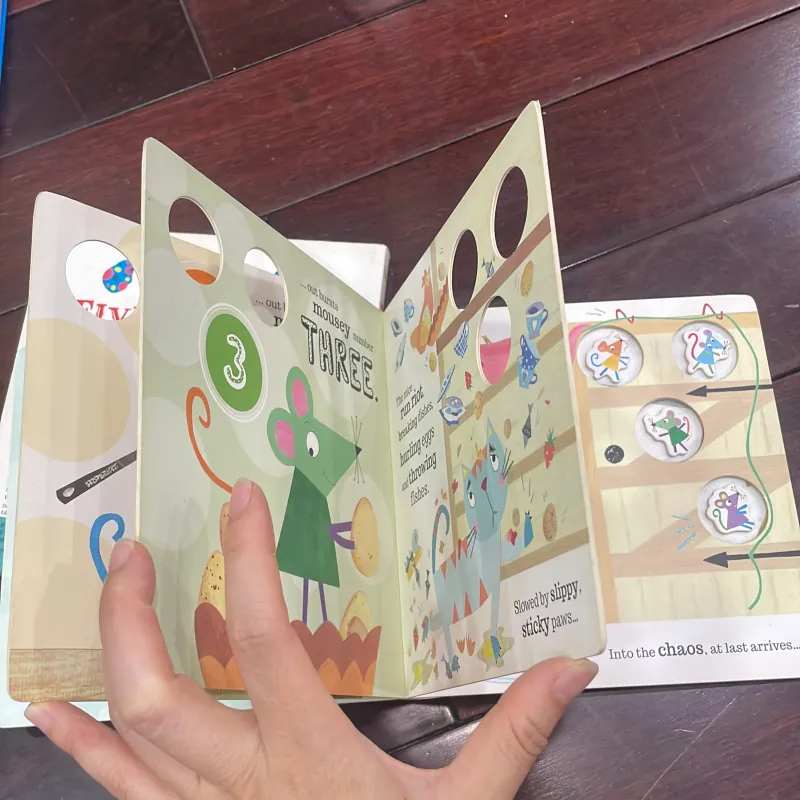 NGOẠI VĂN : sách tiếng anh counting :Five Funny Eggs hoặc Five Clever Mice : chọn 1 quyển  1027981