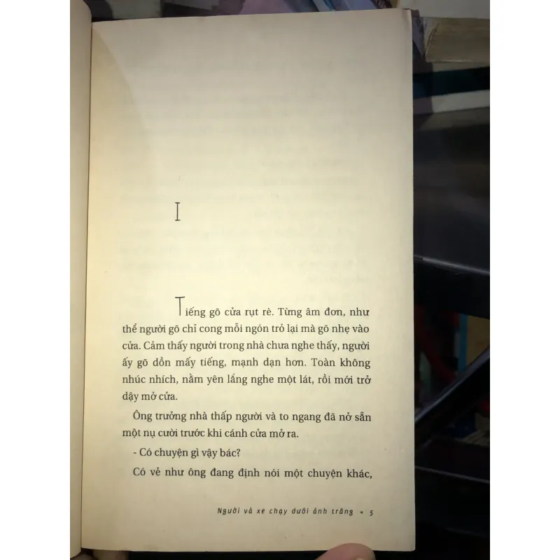 Người và xe chạy dưới ánh trăng - Hồ Anh Thái 1019119