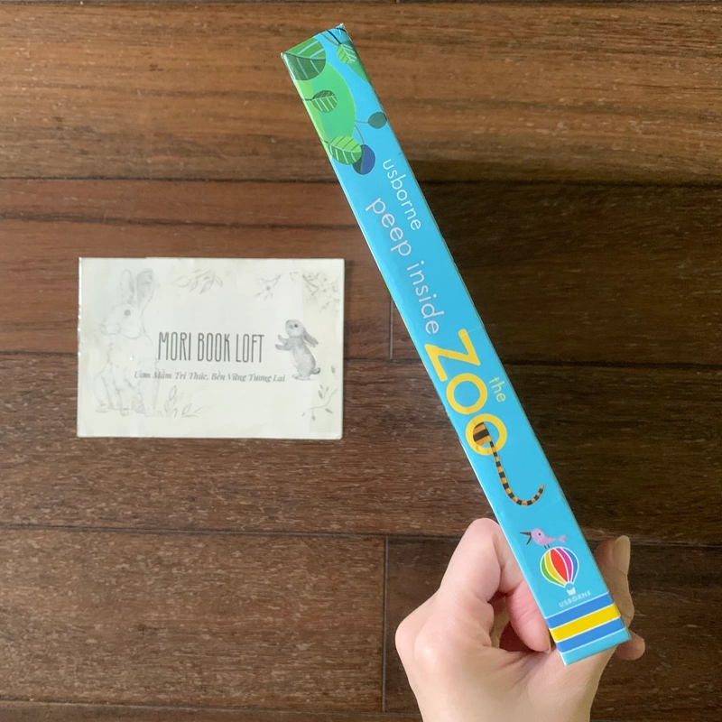Sách ngoại văn Peep Inside The Zoo – M.ấ.t flap trang 5, Used 540736