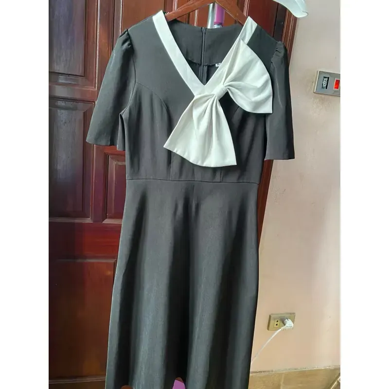 V122. Đầm đen cổ V nơ trắng size M 1037801