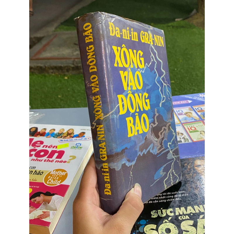 XÔNG VÀO DÔNG BÃO - ĐANIIN GRANIN 308885