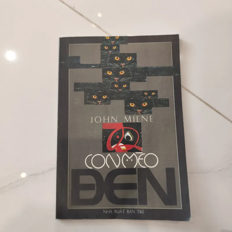 Con mèo đen- John Milne  592404