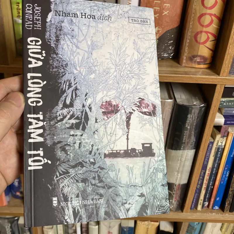 giữa lòng tăm tối - joseph conrad - sách chất lượng đẹp 931992