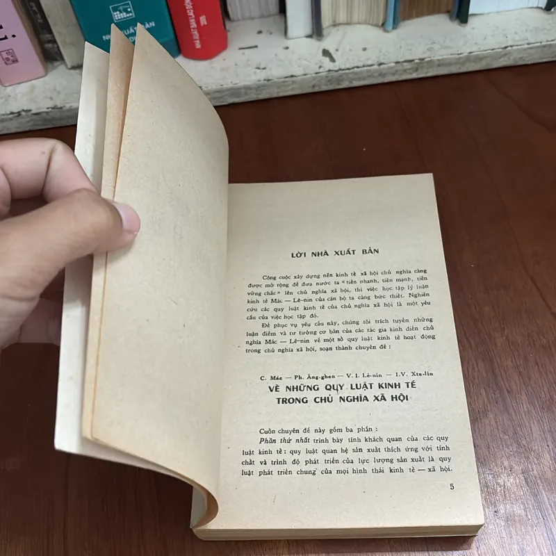 II Sách Xưa: Về Những Quy Luật Kinh Tế Trong Chủ Nghĩa Xã Hội - 1975 602998