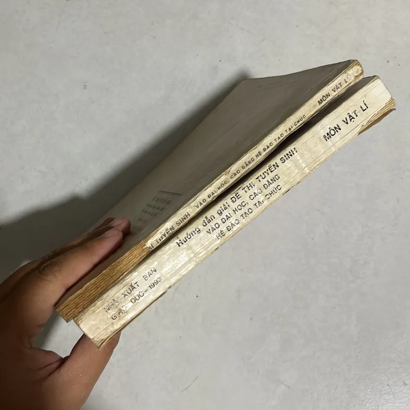 Đề thi tuyển sinh vào đại học, cao đẳng hệ đào tạo tại chức Môn Vật Lý - 1993s (2 quyển) 595542