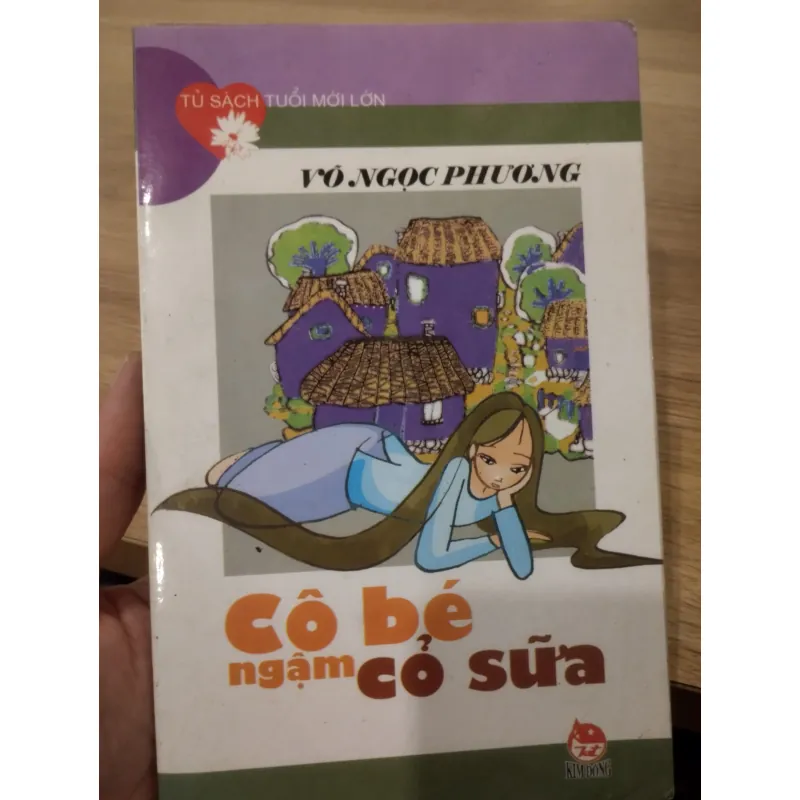 sách "Cô bé ngậm cỏ sữa" của tác giả Võ Ngọc Phương, thuộc Tủ sách Tuổi mới lớn. 
 1025307