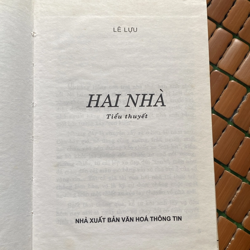 HAI NHÀ, TIỂU THUYẾT LÊ LỰU, BẢN BÌA CỨNG (XB 2006) 518857