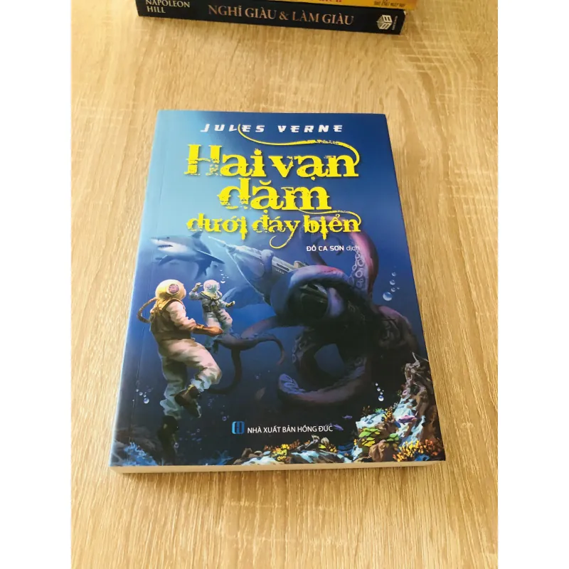 HAI VẠN DẶM DƯỚI ĐÁY BIỂN  1004026