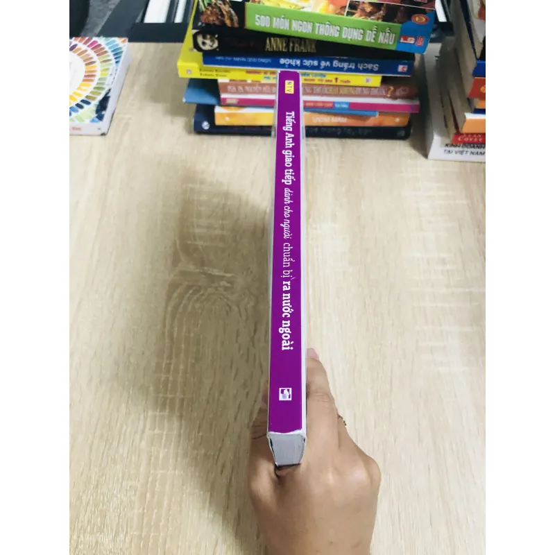 TIẾNG ANH GIAO TIẾP DÀNH CHO NGƯỜI CHUẨN BỊ RA NƯỚC NGOÀI  1003943