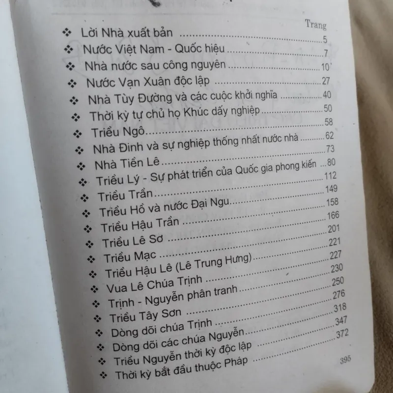 Cuốn sách này là một tài liệu lịch sử trình bày các triều đại Việt Nam, 761676