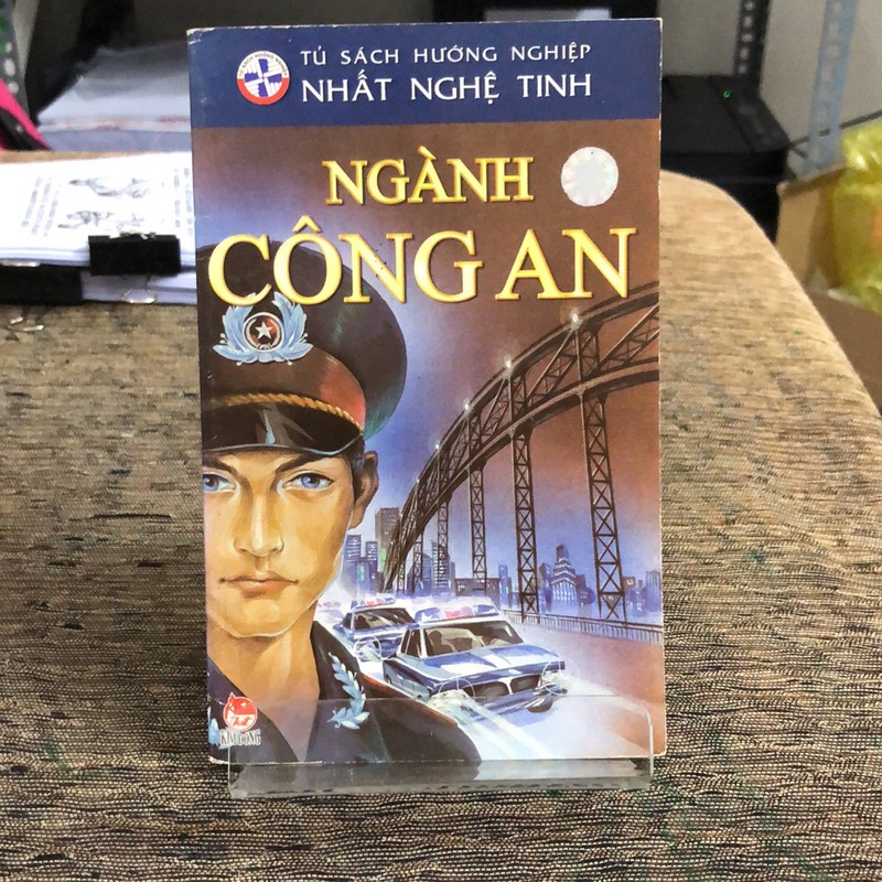 TỦ SÁCH HƯỚNG NGHIỆP  NHẤT NGHỆ TINH  NGHÀNH CÔNG AN 193984