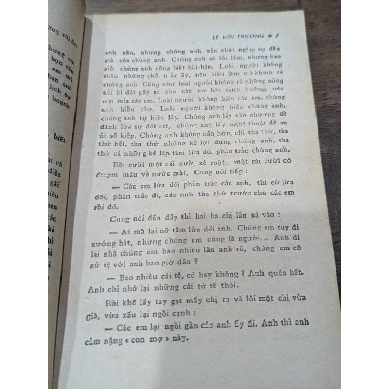 Cánh sen trong bùn - Lê Văn Trương 1003589