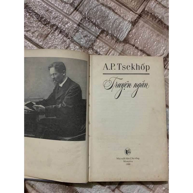 Truyện ngắn Chekhov, NXB Cầu Vồng, in tại Nga  539126