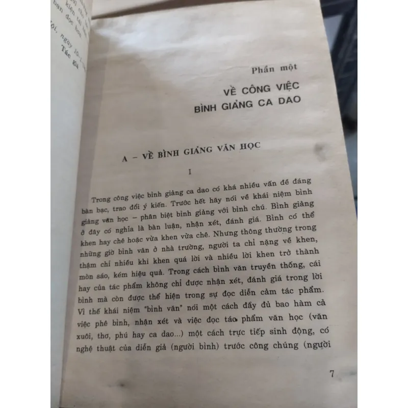 Sách Bình giảng ca dao của tác giả Hoàng Tiến Tựu là  958442