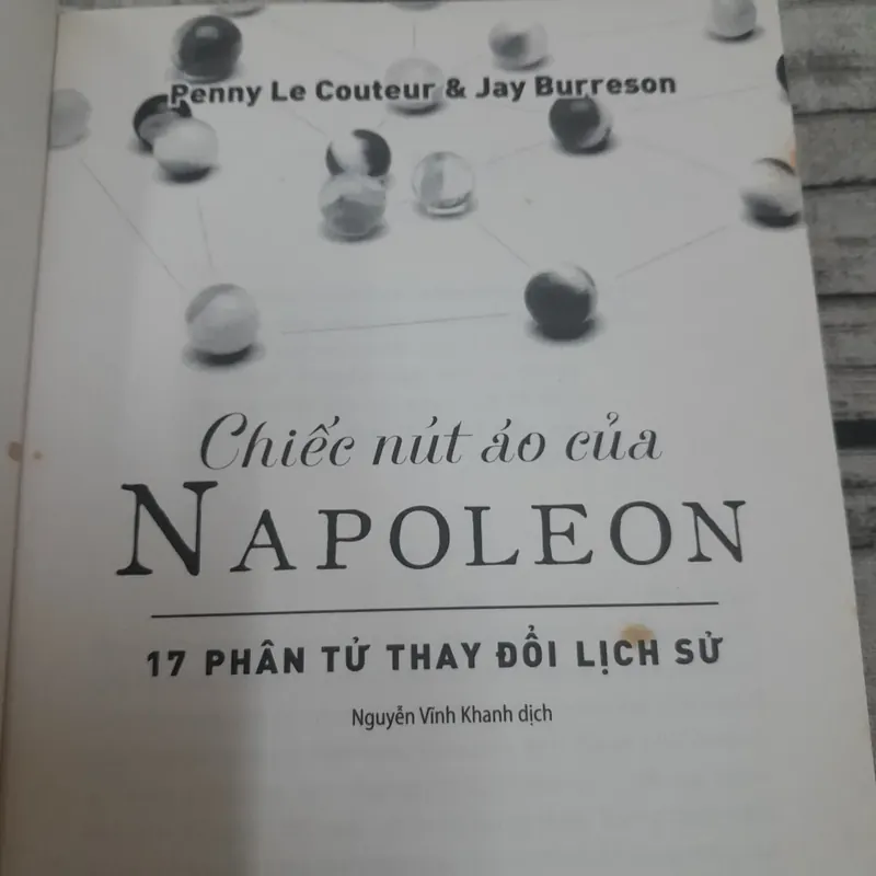 Chiếc cút áo của Napoleon và 17 phân tử thay đổi thế giới. Tiến sỹ Penny Le Cout. và Jay  681987