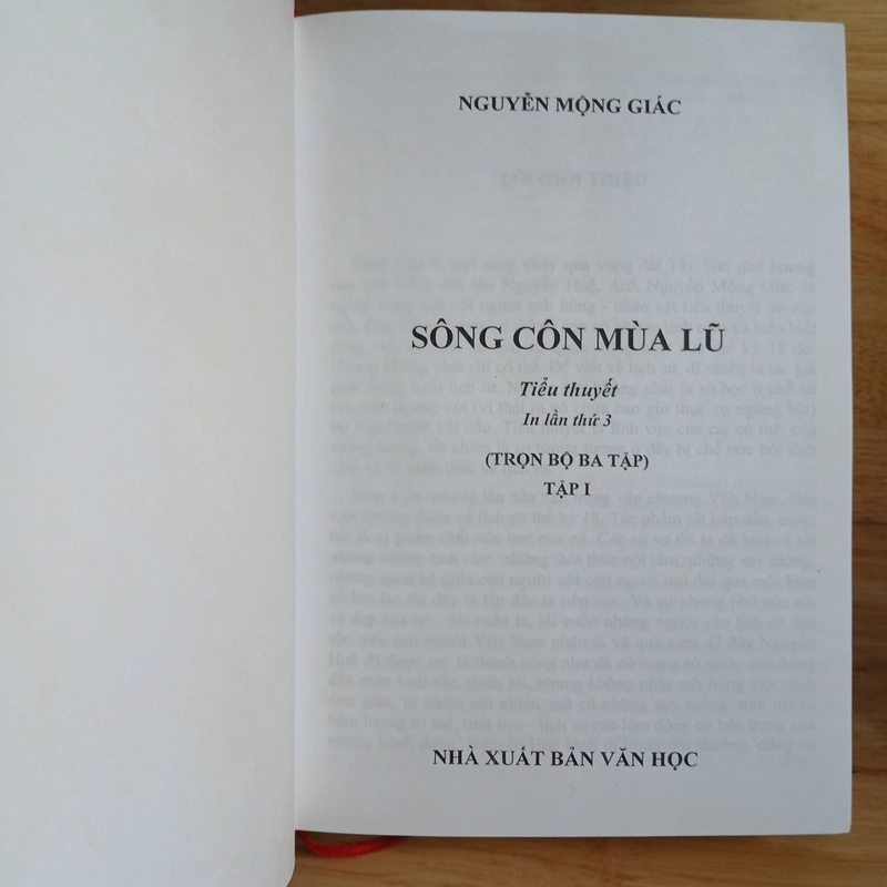Tiểu Thuyết Sông Côn Mùa Lũ (Bộ 3 Tập)
- Nguyễn Mộng Giác 196000