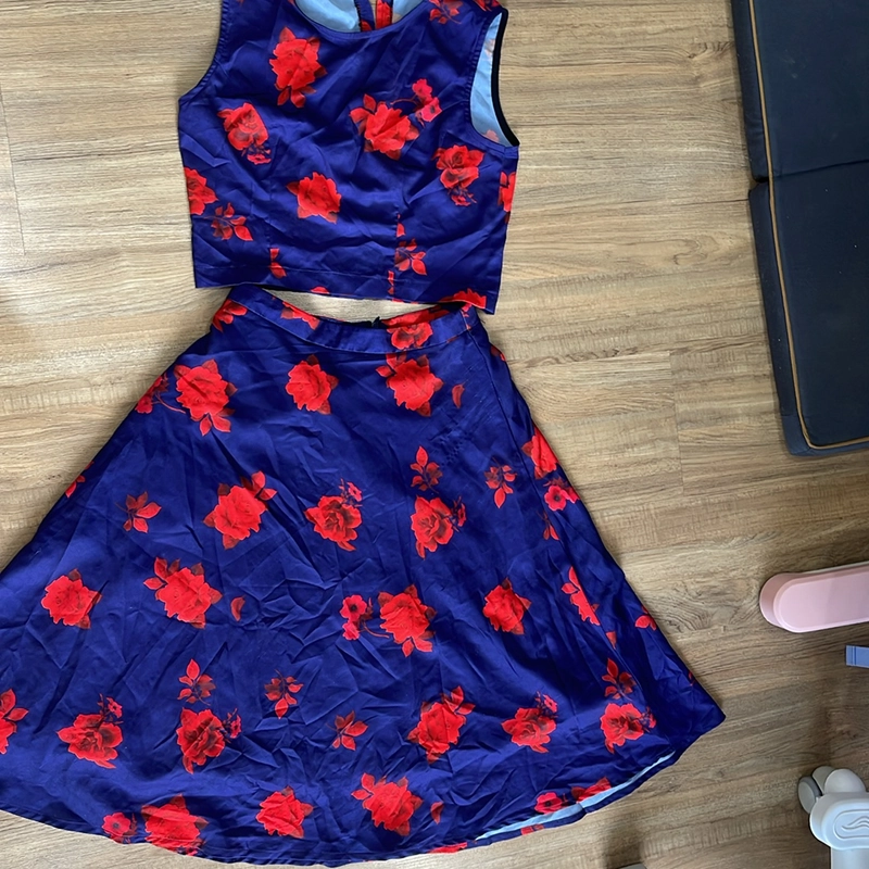 Set Áo crop chân váy hoa dài. Sz S 46-49kg nhẹ nhàng thanh lịch, đã qua sử dụng 506088