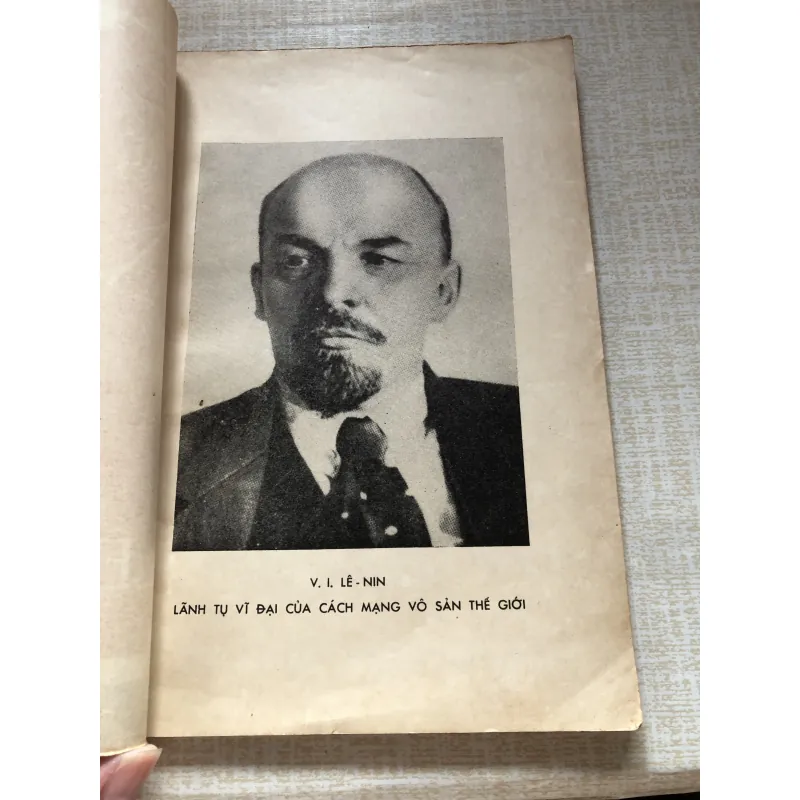 Đời hoạt động cách mạng của Lê-Nin vĩ đại 961374