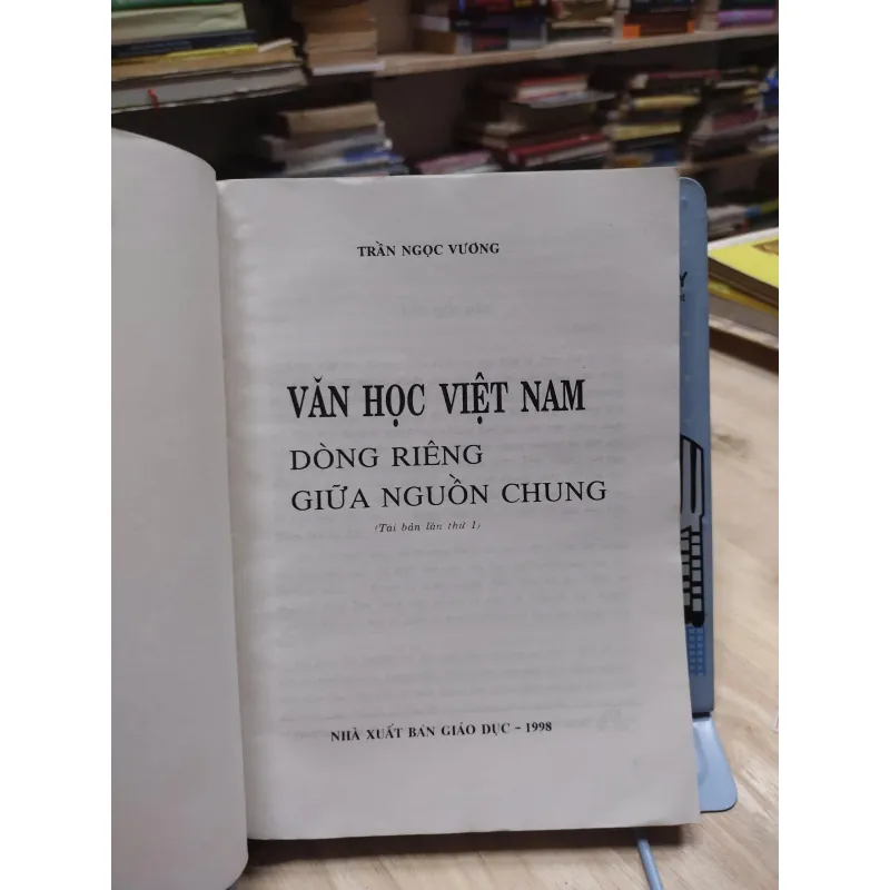sách -  Văn học Việt Nam Dòng riêng giữa nguồn chung -  Trần Ngọc Vương (A1) 565011