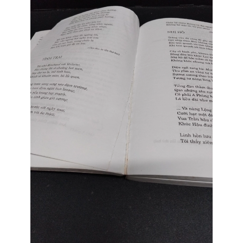 Thi nhân Việt Nam Hoài Thanh - Hoài Chân mới 70% ố có viết trang đầu bong gáy và highlight ít 2006 HCM.ASB0609 916742
