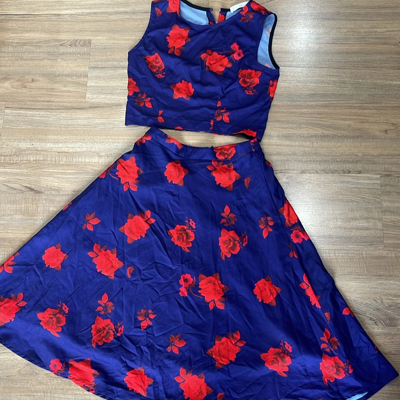 Set Áo crop chân váy hoa dài. Sz S 46-49kg nhẹ nhàng thanh lịch, đã qua sử dụng 506088