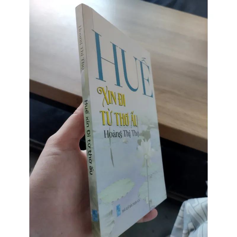 Tác phẩm "Huế, xin đi từ thơ ấu" của nhà báo Hoàng Thị Thọ 997417