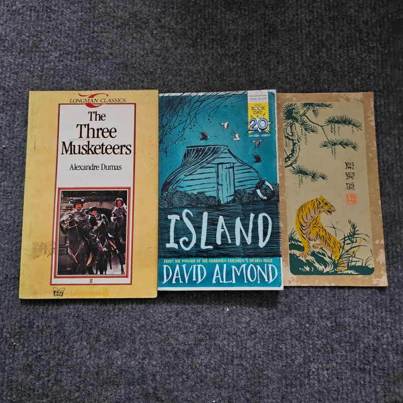 2 cuốn sách ngoại văn mỏng 740771