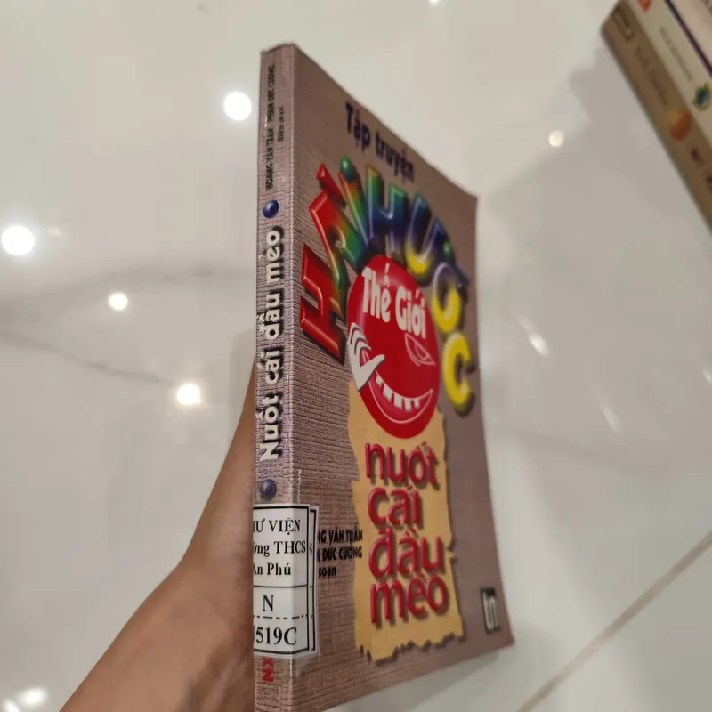Tập truyện hài hước thế giới - Nuốt cái đầu mèo 596843