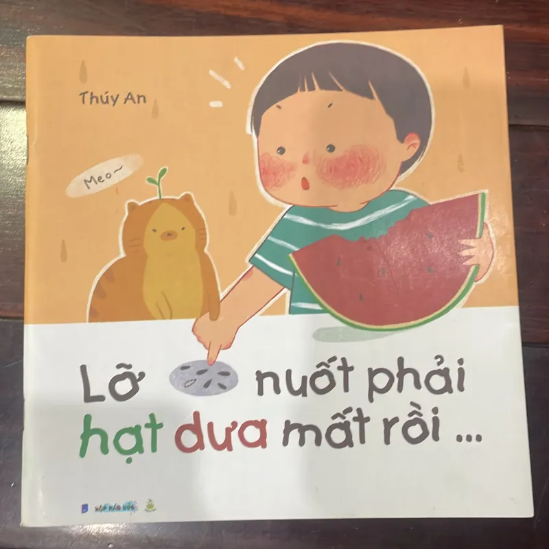 THUÝ AN : - Lỡ nuốt phải hạt dưa mất rồi  1028169