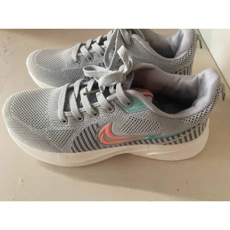 Giày thể thao nữ : Mới - chưa từng  mang ra ngoài - nhẹ  màu xám size 37 720351