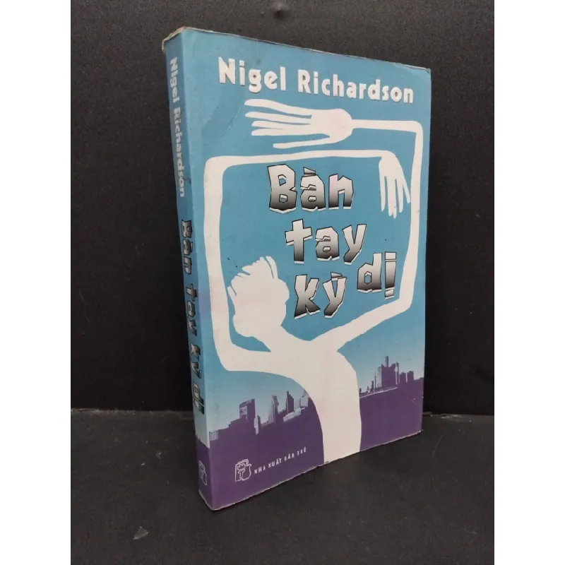 [Sách Cũ SCGR] Bàn tay kỳ dị mới 60% bẩn bìa, ố, tróc bìa, tróc gáy, rách gáy, có mộc NXB 2011 HCM1209 Nigel Richardson VĂN HỌC 685194