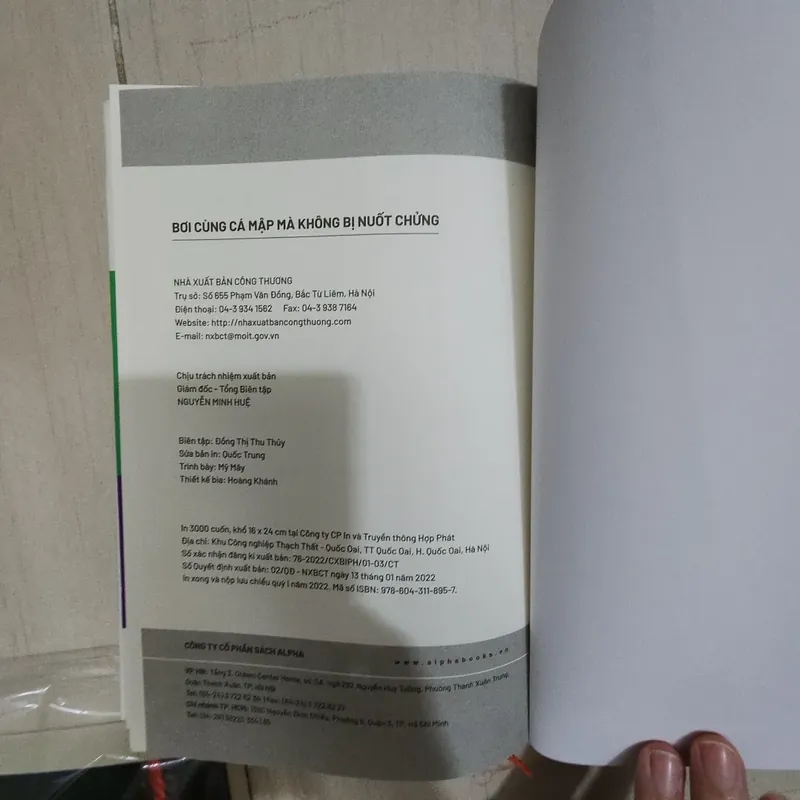 Sách Bơi cùng cá mập mà không bị nuốt chửng mới 90% 522676