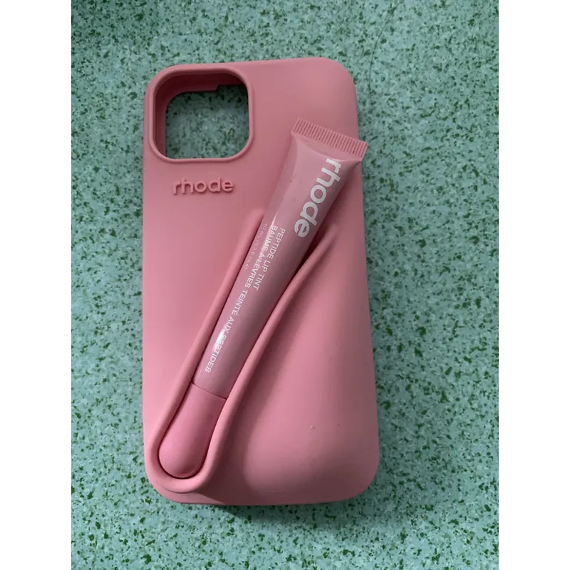 Ốp lưng Iphone 13 màu hồng kèm son dưỡng 689853