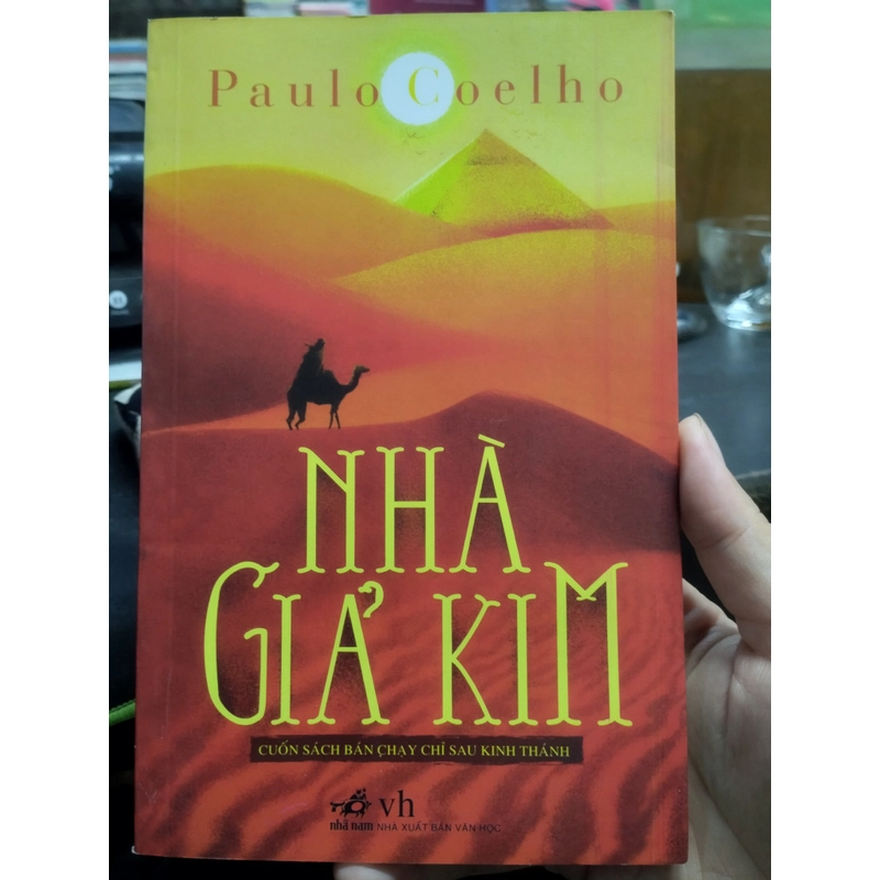 tiểu thuyết "Nhà Giả Kim" của nhà văn Paulo Coelho.  496636