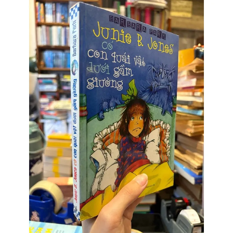 Junie B. Jones có con quái vật dưới gầm giường - Barbara Bark 381647
