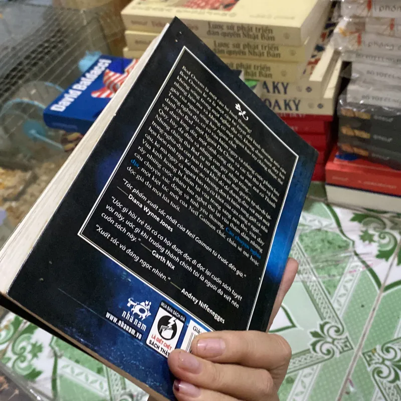 Câu chuyện nghĩa địa" (The Graveyard Book) của tác giả Neil Gaiman 999111