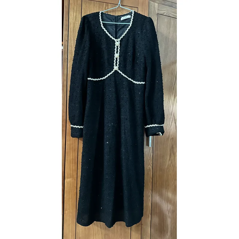 Váy đen cổ đính khuy ngọc 720329