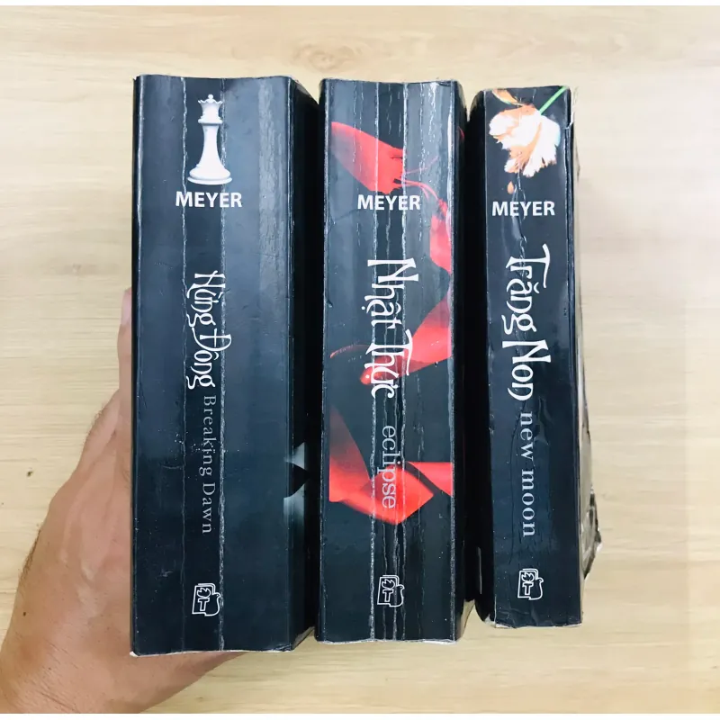 NHẬT THỰC, HỪNG ĐÔNG, TRĂNG NON - Stephenie Meyer 597145