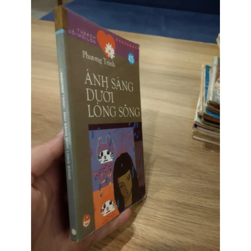 sách văn học dành cho thiếu niên. 
Tên sách: Ánh Sáng Dưới Lòng Sông.
 1025314