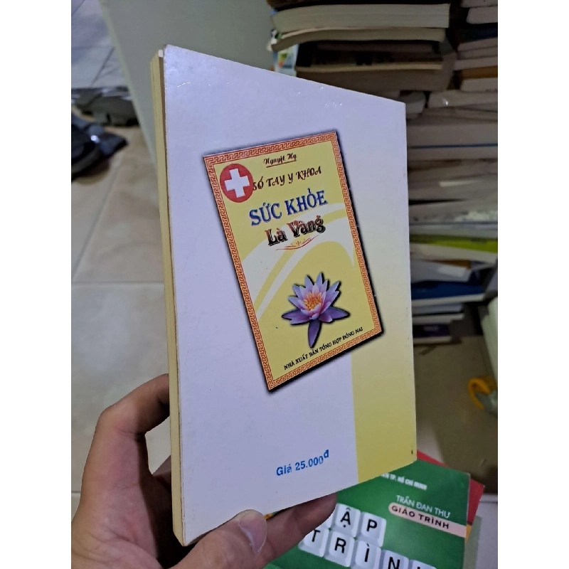 Sức khỏe là vàng Nguyệt Hạ mới 80% ố nhẹ bị rách trang 25 nhưng không mất trang SỨC KHỎE - THỂ THAO HCM2908 925007