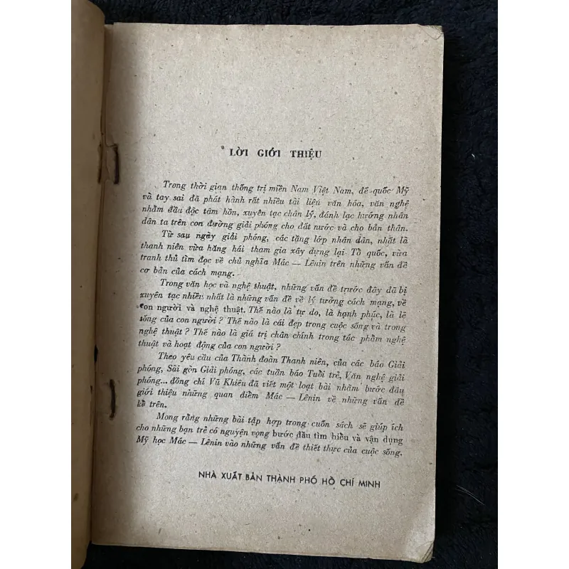 Cach mạng và nghệ thuật- chữ ký Vũ Khiêu 1004223