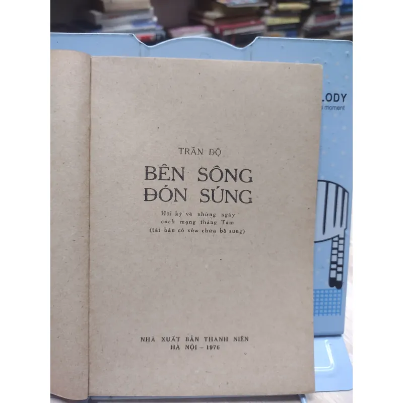 sách: Bên sông đón súng (Hồi kí cách mạng) - Trần Độ (A2) 573623