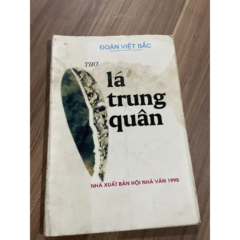 Thơ Đoàn Việt Bắc LÁ TRUNG QUÂN; lời bạt Ngô Văn Phú  1035862